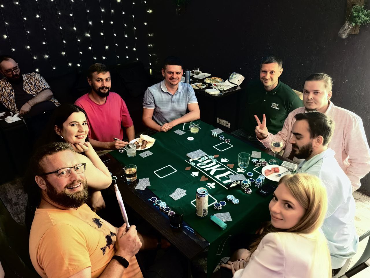 Камерный кадр с гостями на офлайн-вечере.