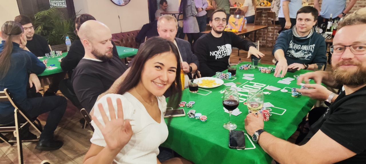 Гости общаются и проводят вечер вместе.