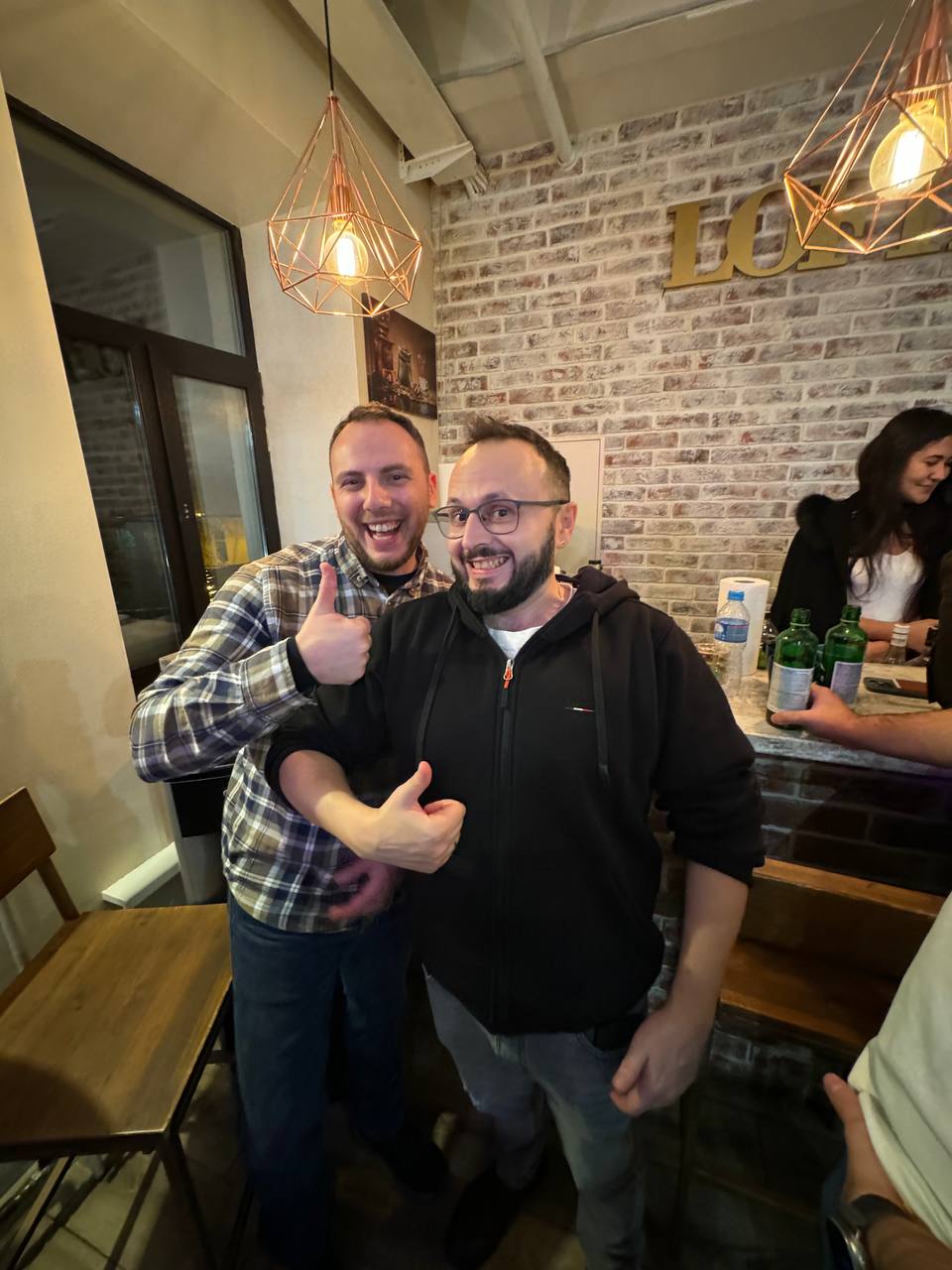 Гости делают фото во время неформального общения на мероприятии.