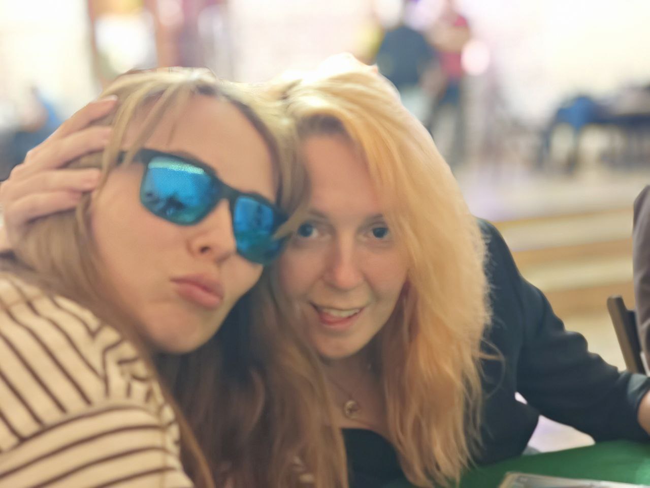 Участники офлайн-встречи в живой вечерней атмосфере.