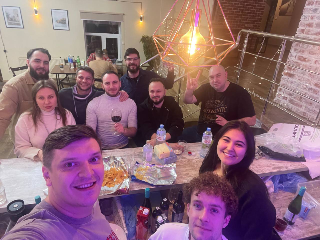 Камерный кадр с участниками в живой атмосфере вечера.