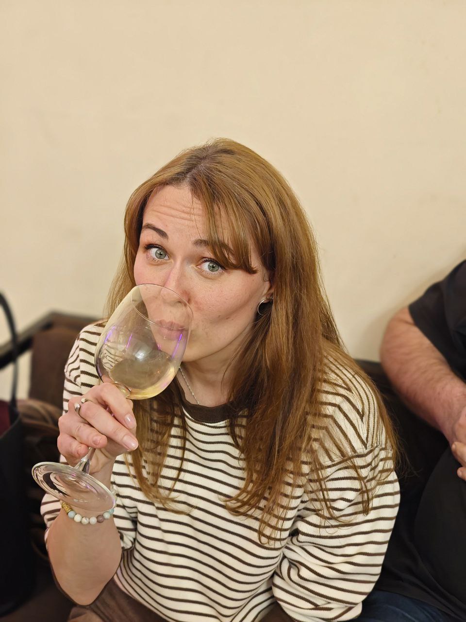 Гости делают фото во время мероприятия.