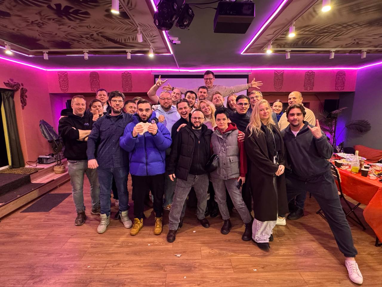 Участники офлайн-встречи в неформальной обстановке.